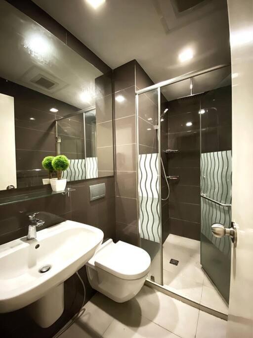 Acqua Private Residence Livingstone Tower Condo Unit With Free Wifi Manila Exteriör bild
