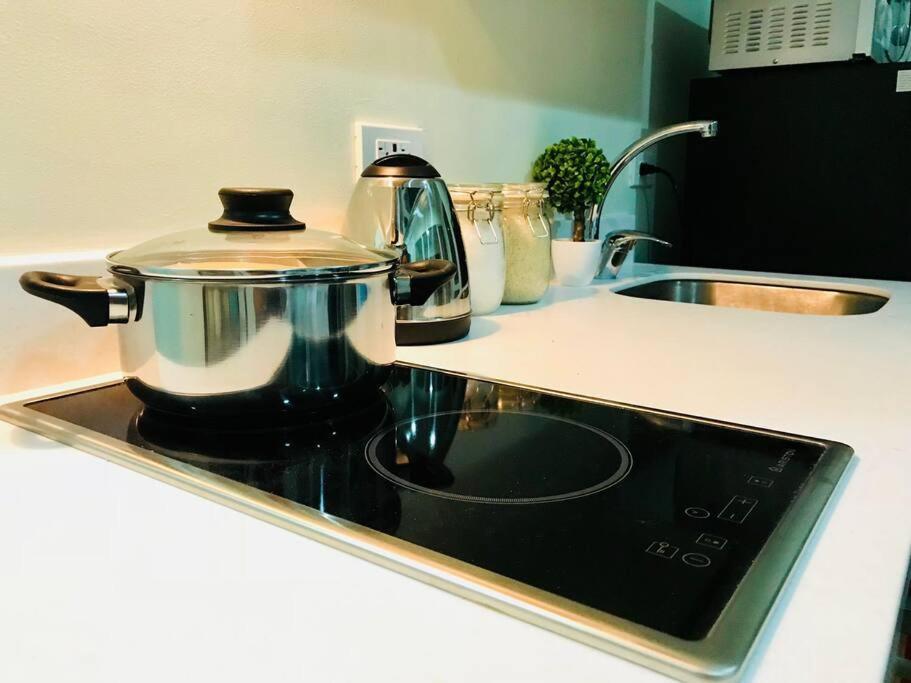 Acqua Private Residence Livingstone Tower Condo Unit With Free Wifi Manila Exteriör bild